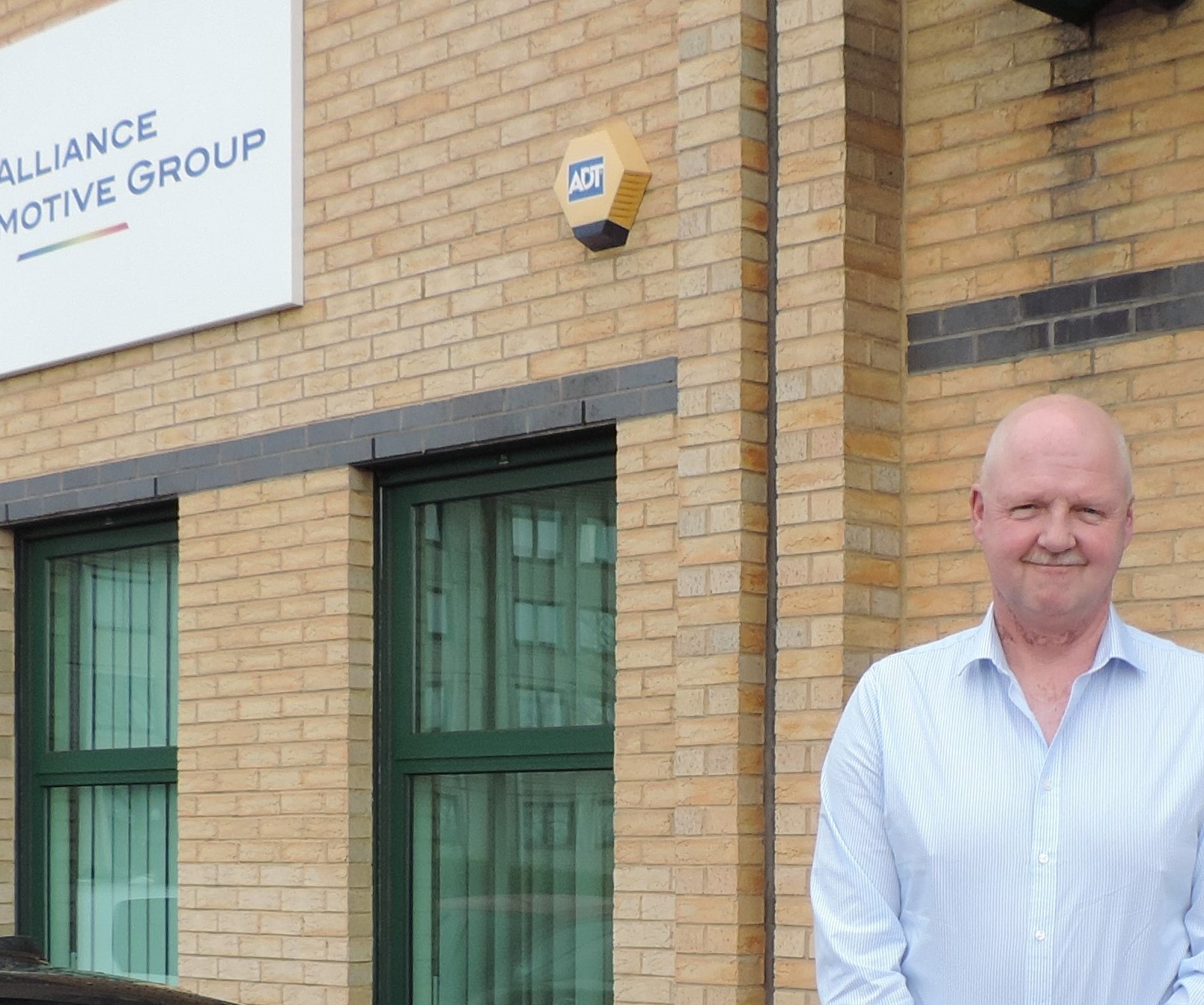 Metropolitan Police technicians complete electric vehicle training with Alliance Automotive Group UK’s technical training partner Steve Carter