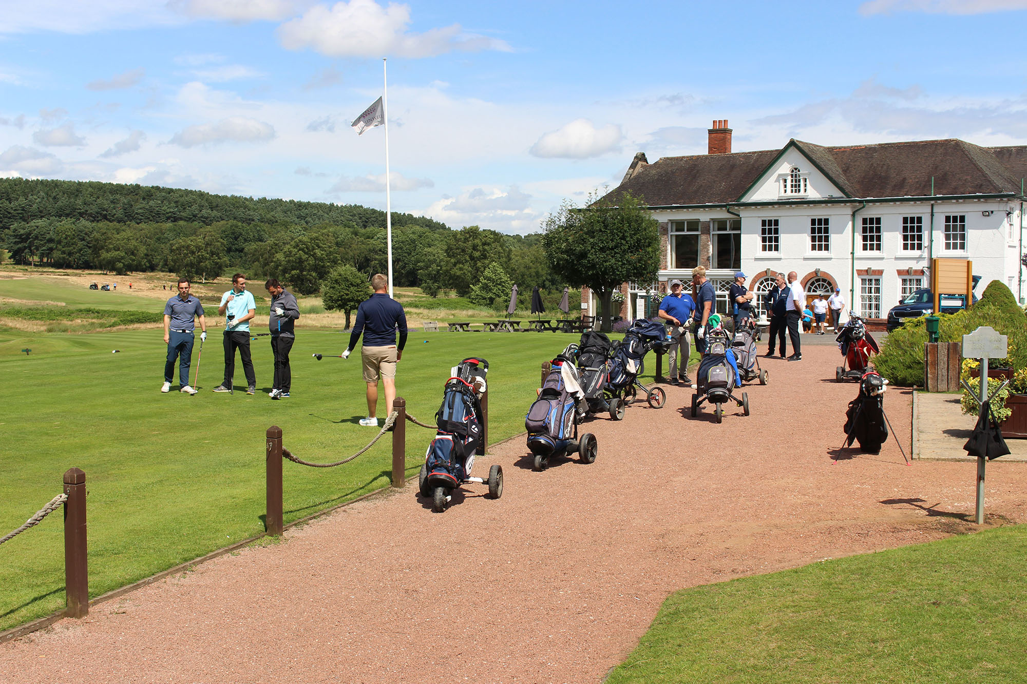 SMP Europe’s star-studded Golf Day raises money for breast cancer charities