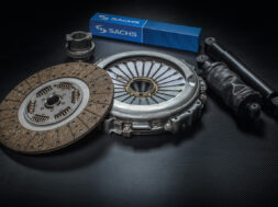 SX_Product-IMG_Composing_PC_Shock-Absorbers_Clutch_Mercedes_Actros_SACHS_Box_Carbon_BG_CMYK_201810_UN
